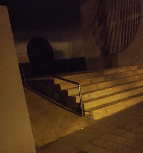 Los usuarios reclaman mejoras en la iluminación de la parada de guaguas / TA